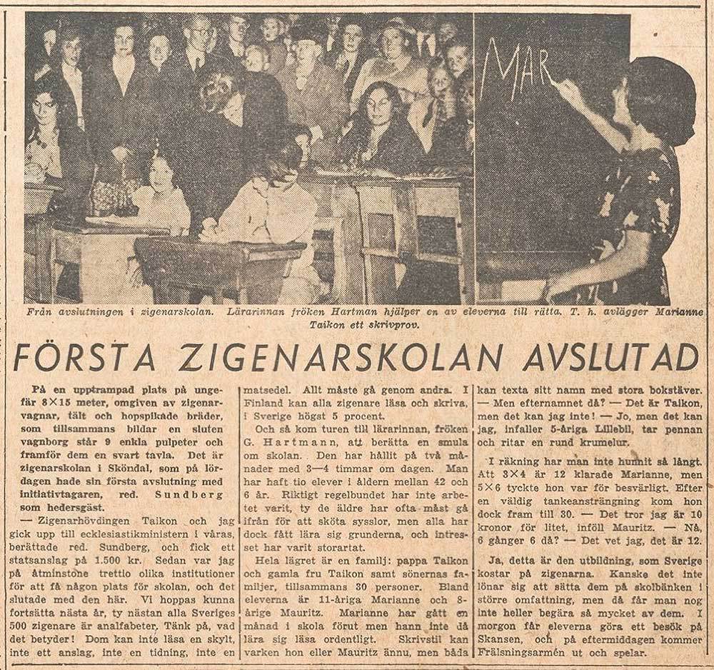 Foto på en tidningsartikel från 1943 med rubriken Den första Zigenarskolan avslutad. I ingressen står det: På en upptrampad plats om ungefär 8 gånger 15 meter, omgiven av zigenarvagnar, tält och ihopspikade brädor, som tillsammans bildar en sluten vagnborg står 9 enkla pulpeter och framför dem en svart tavla. Det är zigenarskolan i Sköndal, som på lördagen hade sin första avslutning med initiativtagaren, redaktör Sundberg som hedersgäst.